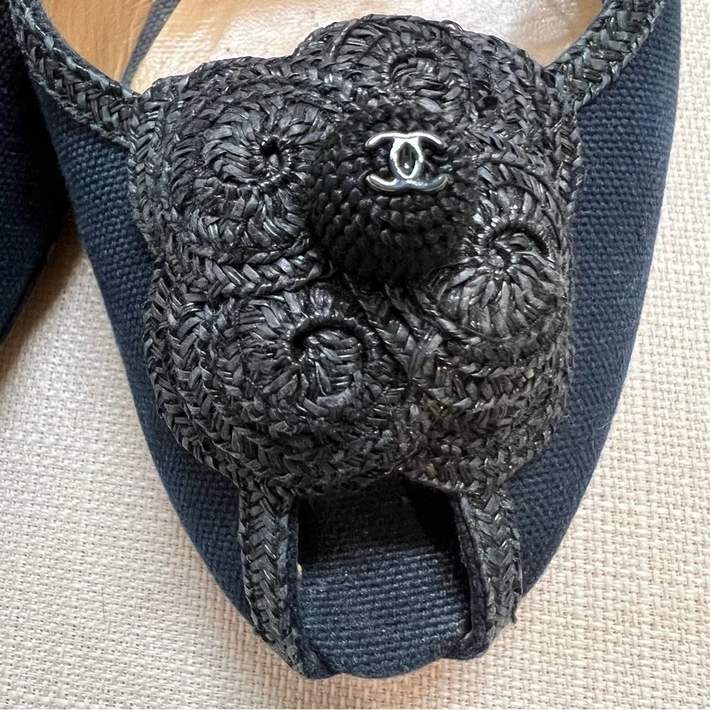 Chanel Vtg CC Logo Black Slingback Camelia Raffia Heels Peep Toe Shoes Y2W 8 - Picture 5 of 17